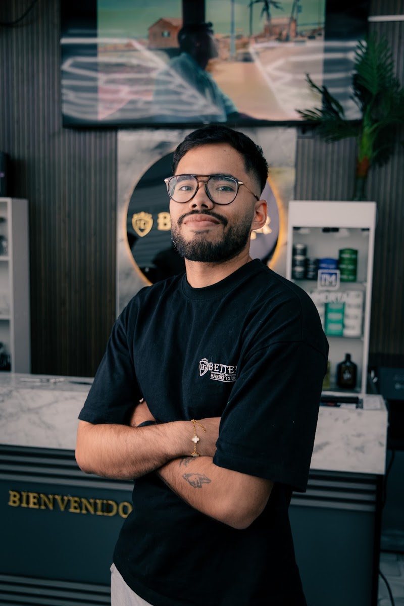 Barbero profesional de Better Barber Club Macul