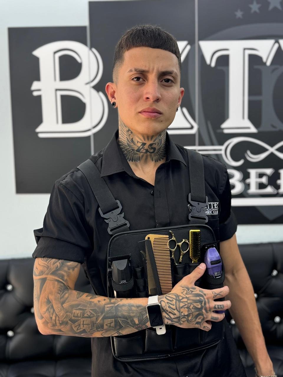 Barbero de Better Barber Club con su máquina profesional