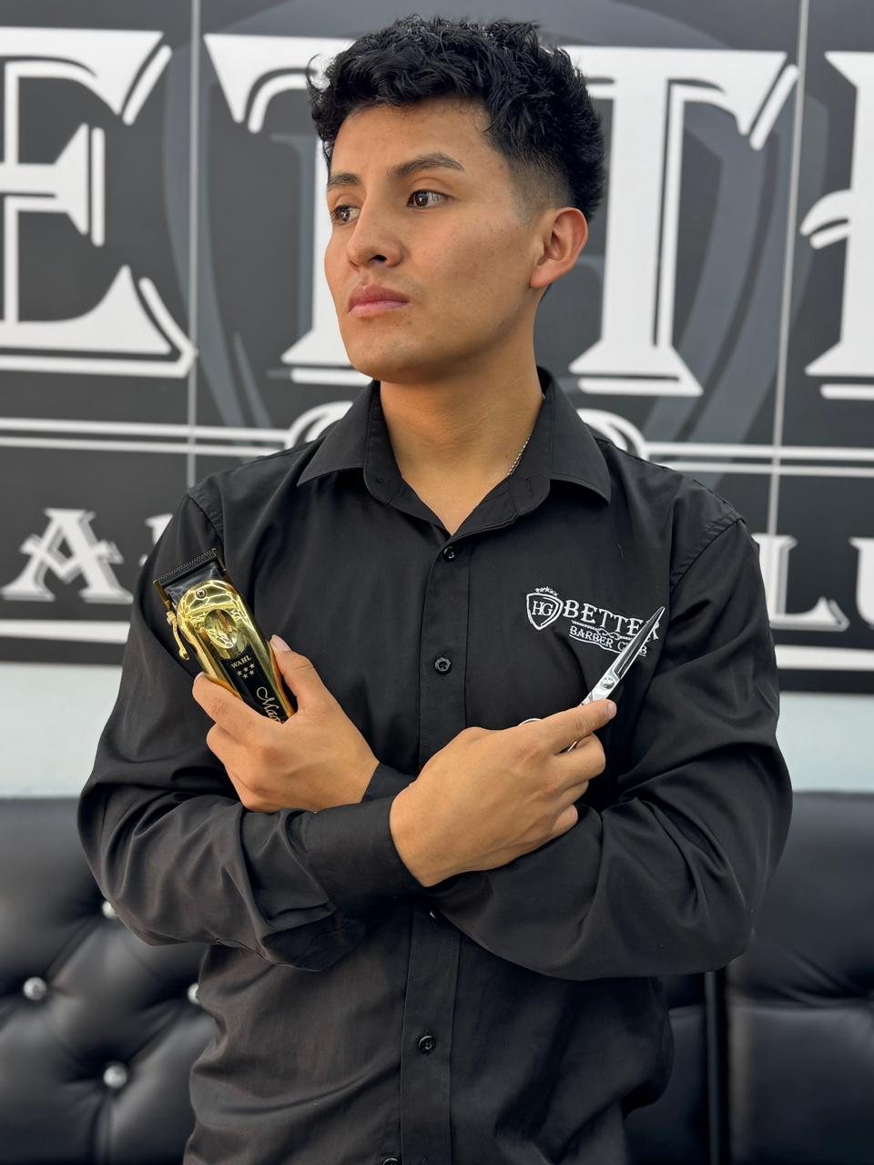 Barbero de Better Barber Club posando en el local