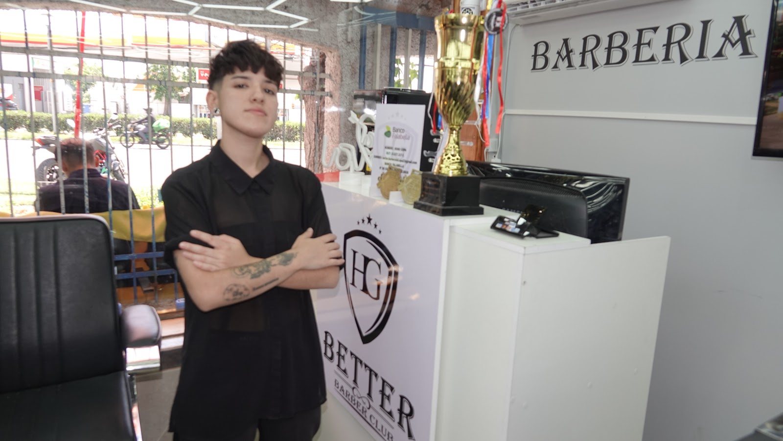 Barbero de Better Barber Club en el local de Walker Martínez