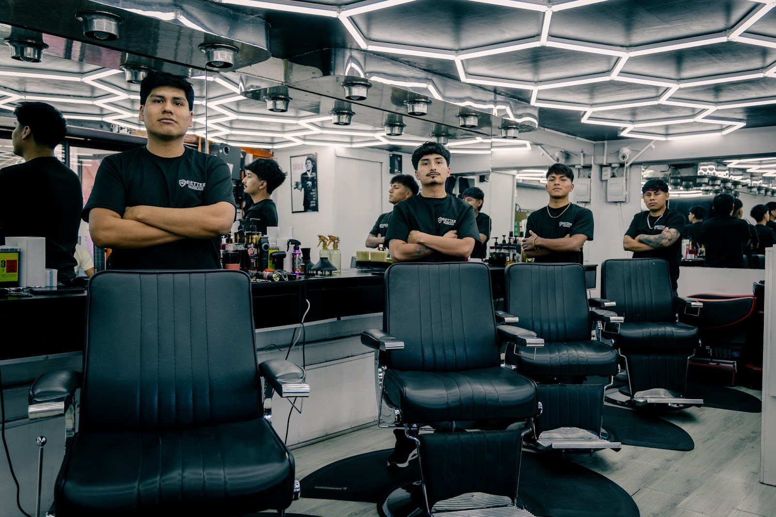 Barberos de Better Barber Club en el salón de Walker Martínez