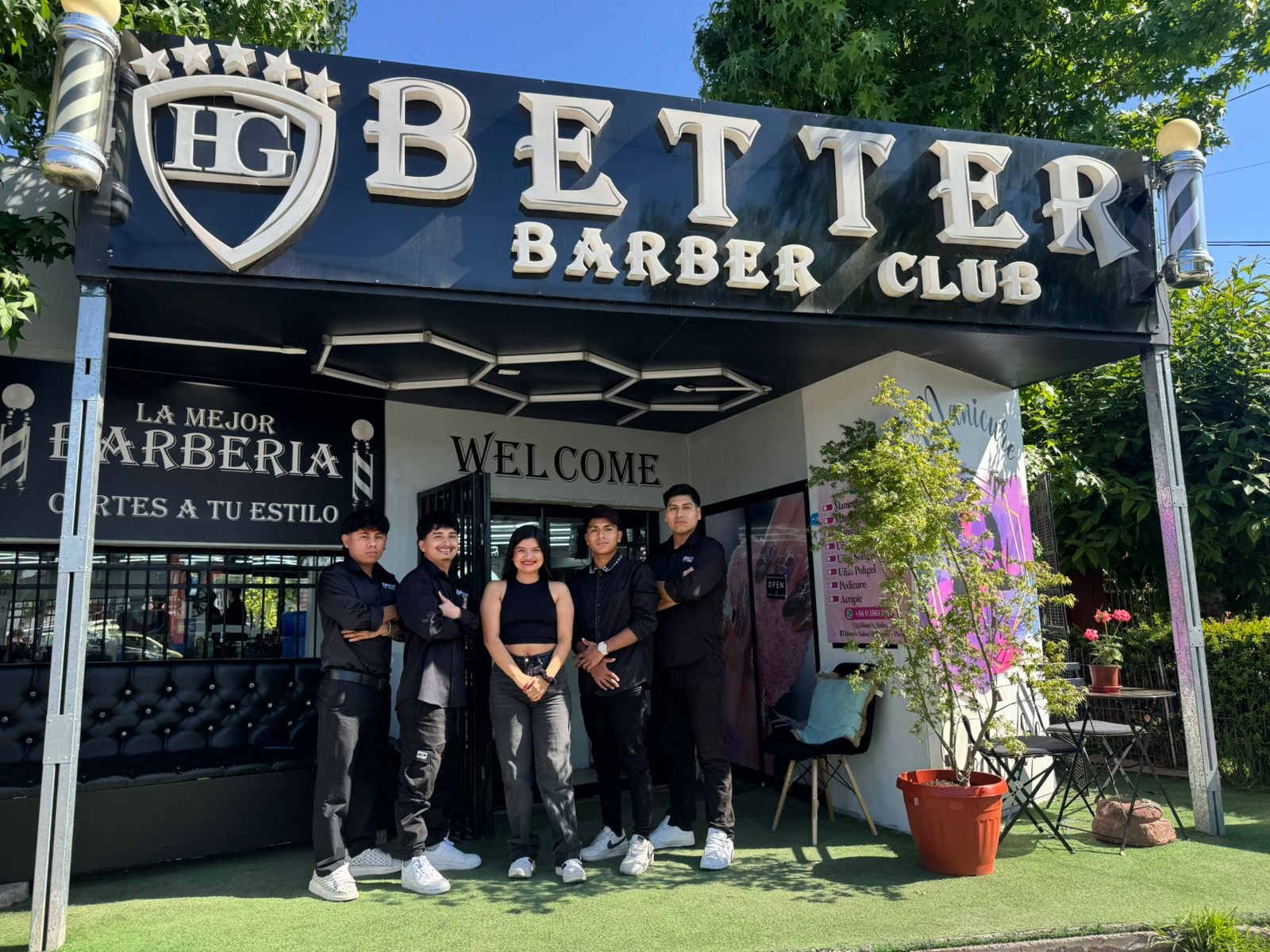 Equipo completo de Better Barber Club frente al local de Walker Martínez