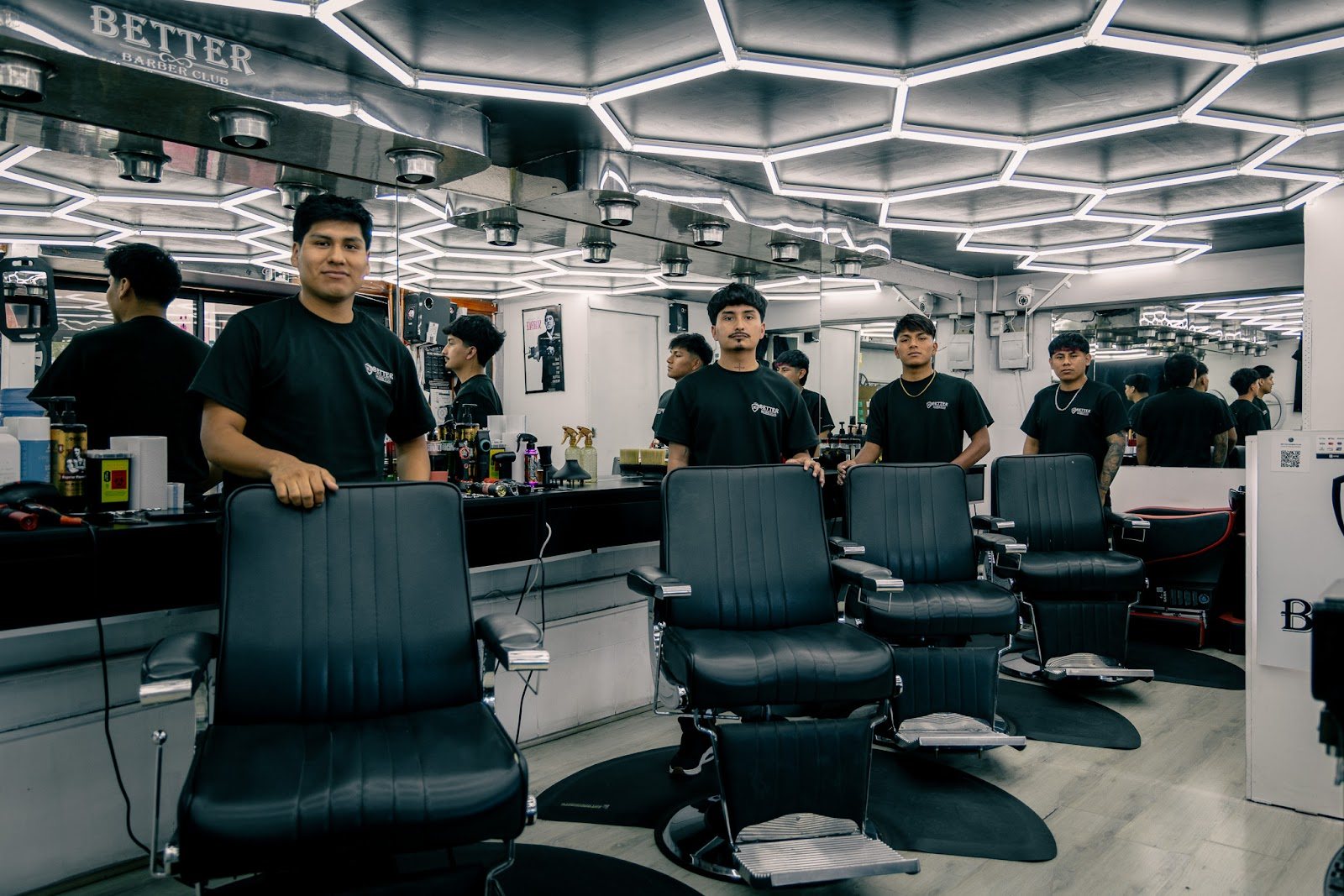 Salon de Better Barber Club en La Florida con su cielo hexagonal iluminado